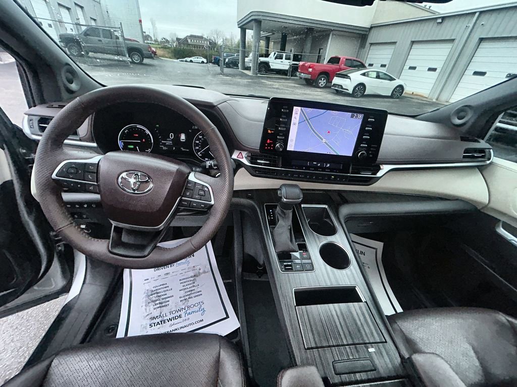 Used 2023 Toyota Sienna Platinum FWD image 10