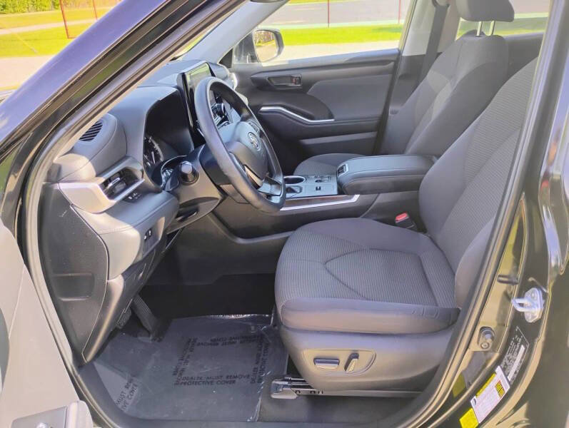 Used 2023 Toyota Highlander L FWD image 11