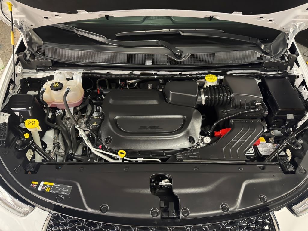 Used 2024 Chrysler Pacifica Touring-L image 32