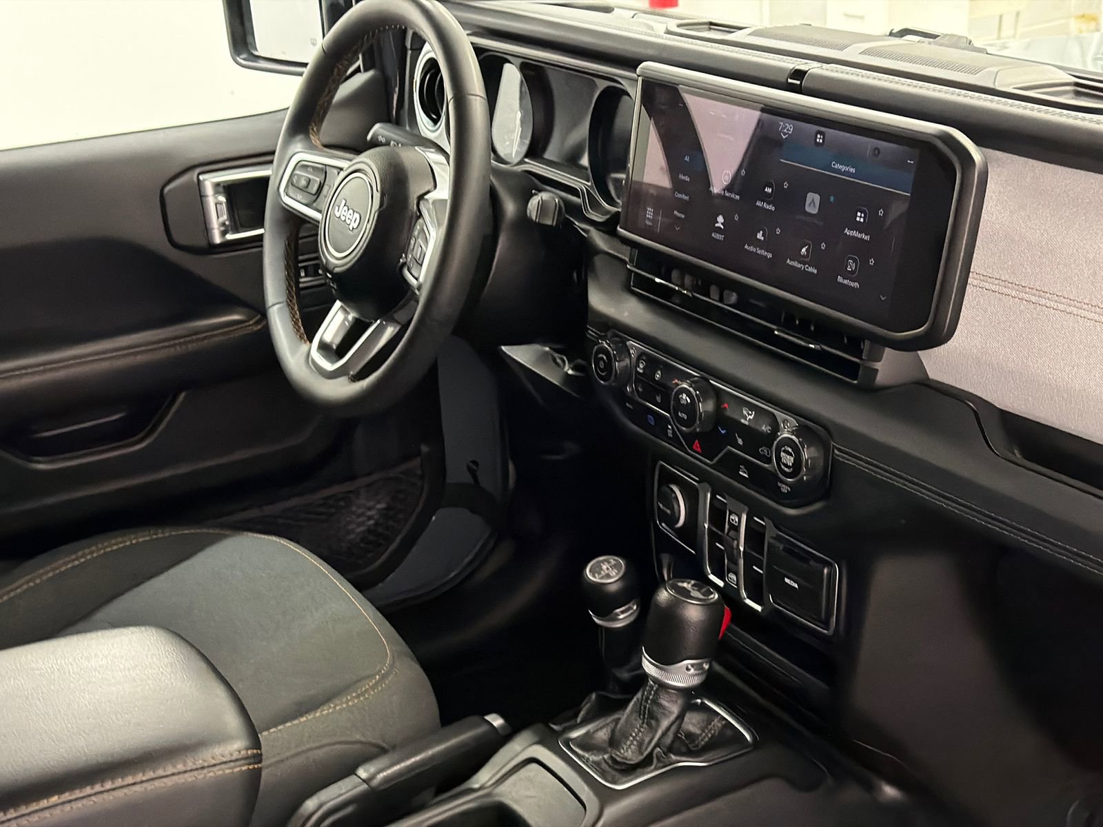 Used 2024 Jeep Wrangler Unlimited Sahara AWD/4WD image 8