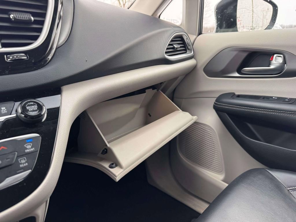 Used 2023 Chrysler Pacifica Touring-L image 24