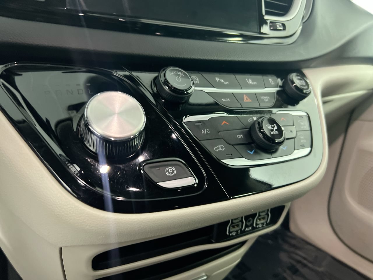Used 2023 Chrysler Pacifica Touring-L FWD image 24