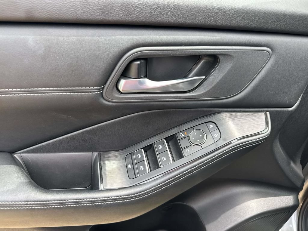 Used 2025 Nissan Rogue SL FWD image 25