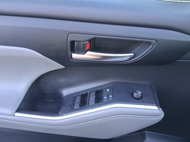 Used 2021 Toyota Highlander XLE image 19