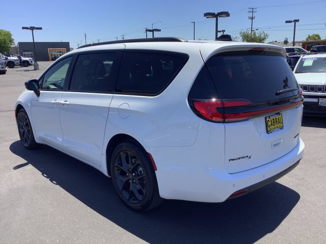 New 2027 Chrysler Pacifica Limited FWD image 23