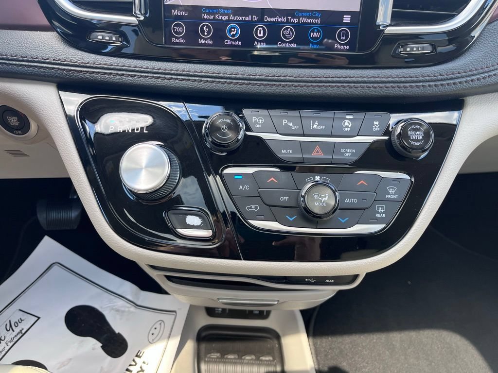 Used 2019 Chrysler Pacifica Limited w/ Tire & Wheel Group FWD image 17