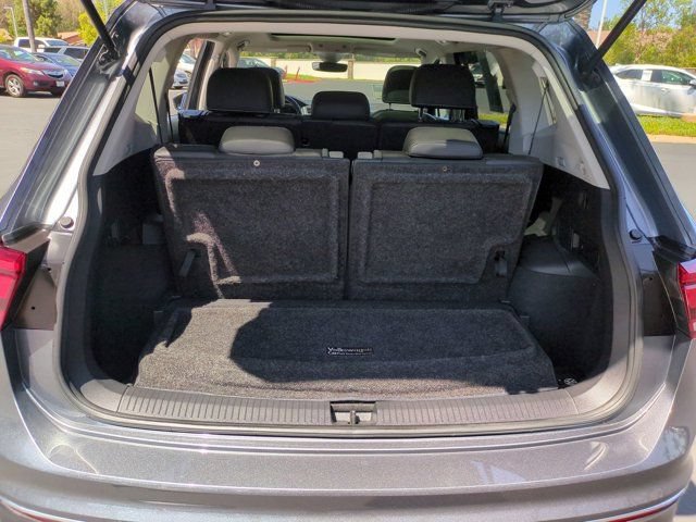 Used 2022 Volkswagen Tiguan SE w/ Panoramic Sunroof Package FWD image 28