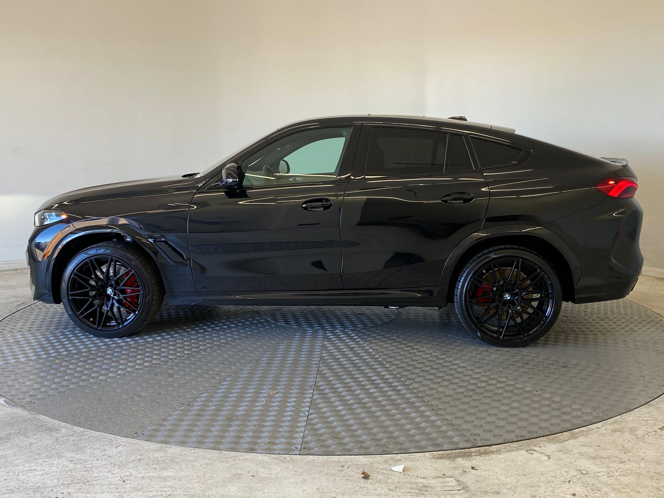 Used 2026 BMW X6 M Competition w/ Executive Package image 2