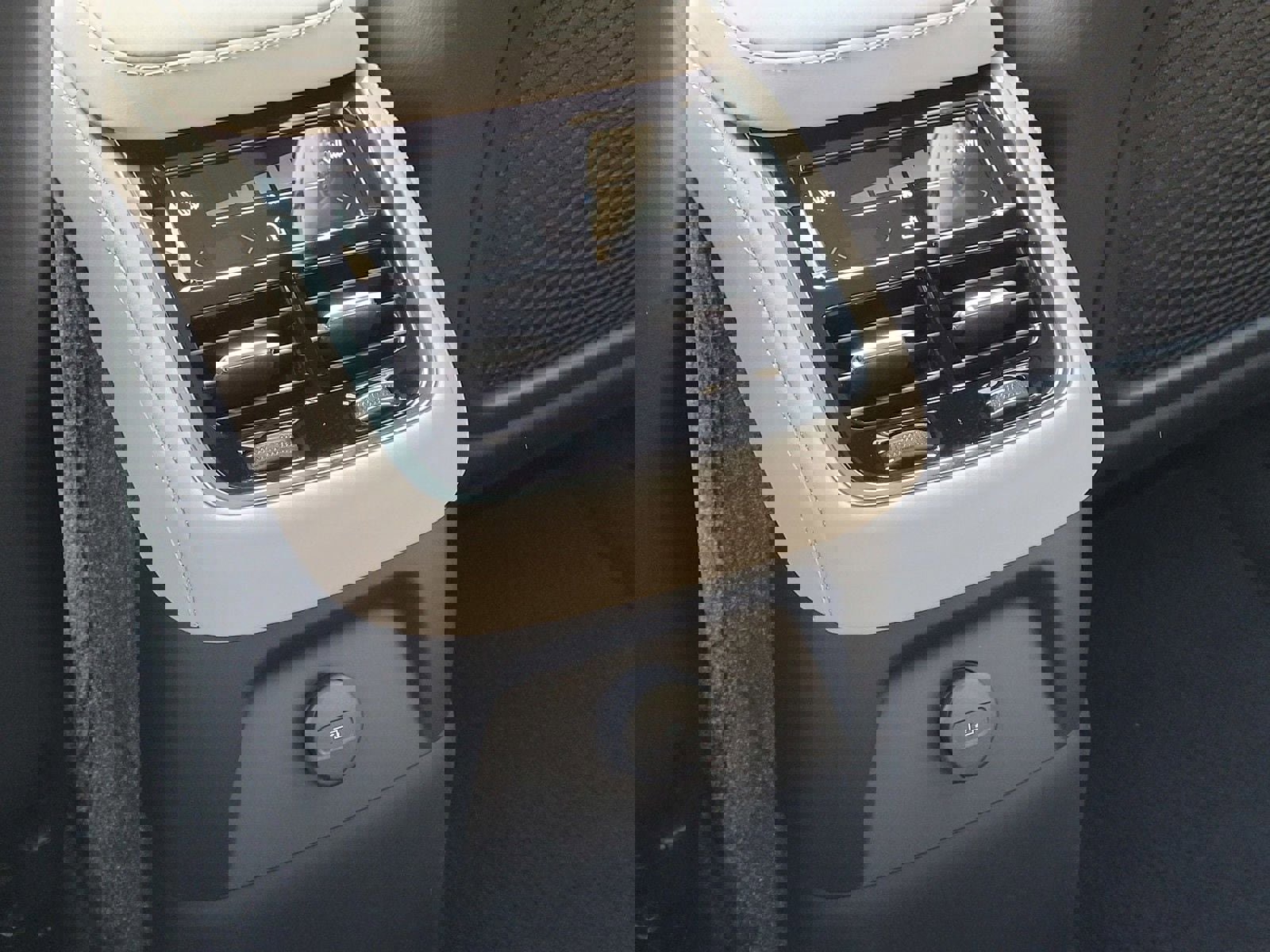 Certified 2025 Volvo XC90 T8 Plus image 15