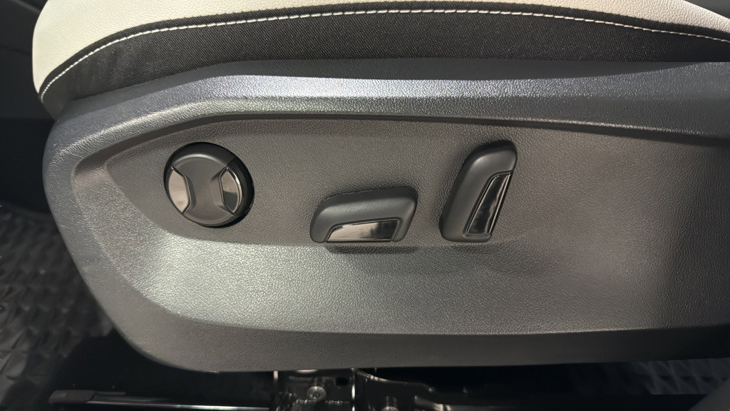 Used 2025 Volkswagen Taos SE image 17