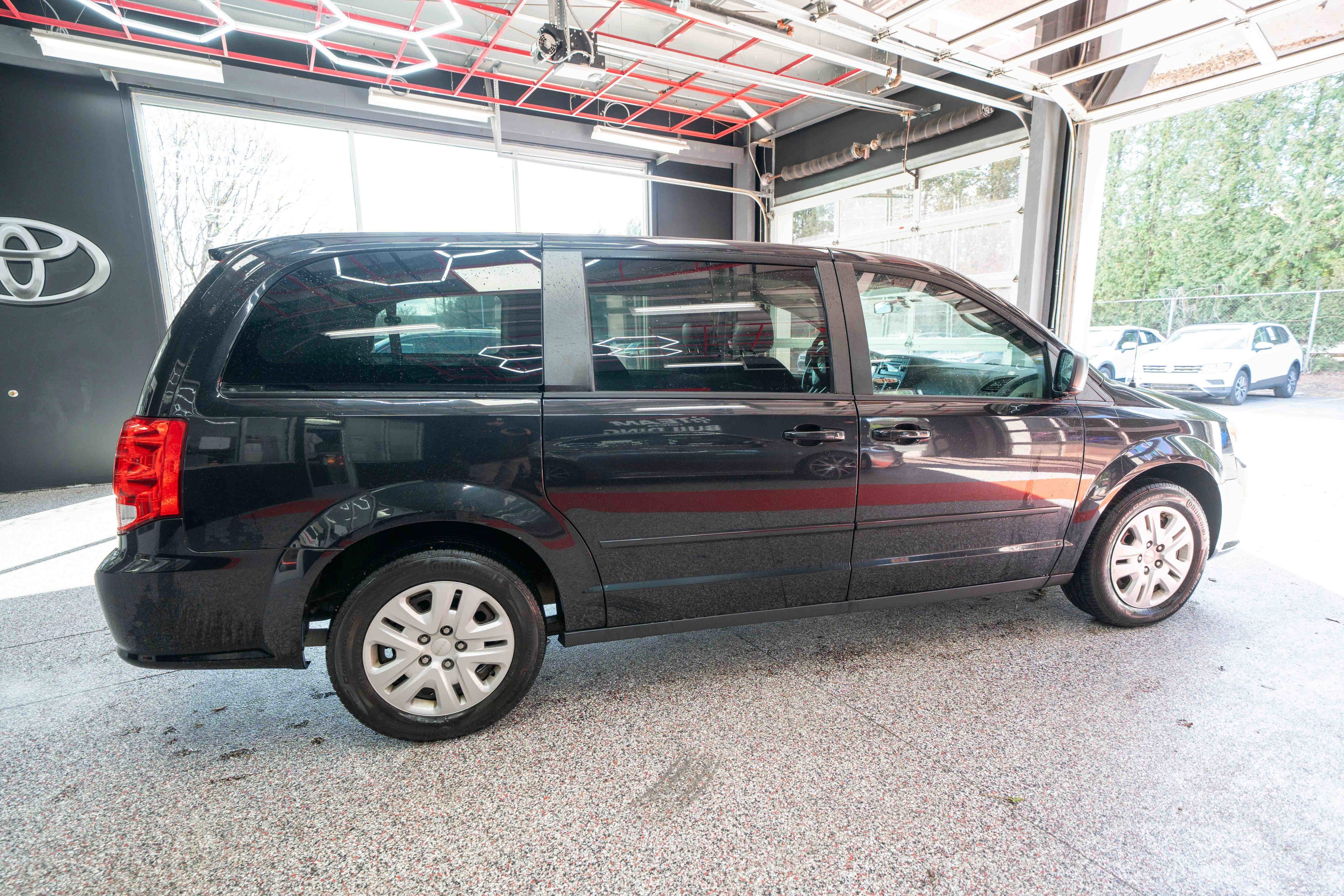 Used 2016 Dodge Grand Caravan SE w/ Quick Order Package 29E SE image 4