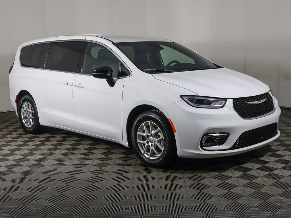 Used 2025 Chrysler Pacifica Select FWD image 2