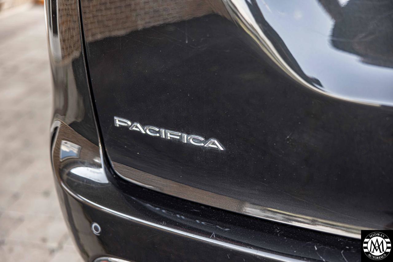 Used 2023 Chrysler Pacifica Touring-L FWD image 11