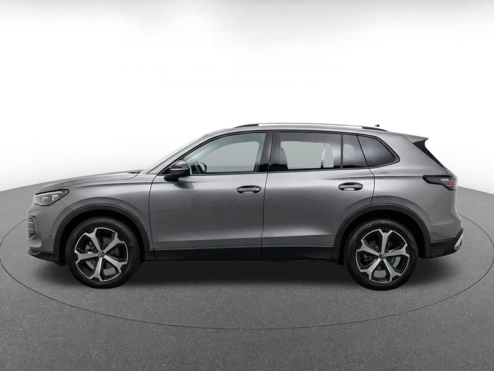 Used 2026 Volkswagen Tiguan SE AWD/4WD image 4