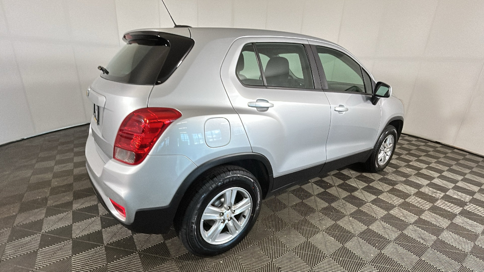 Used 2018 Chevrolet Trax LS AWD/4WD image 3