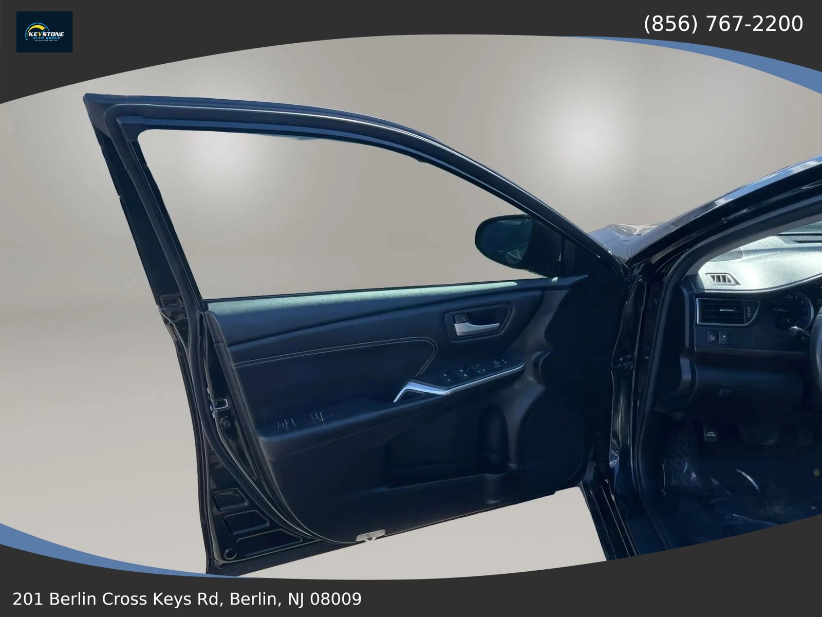 Used 2017 Toyota Camry XSE image 6