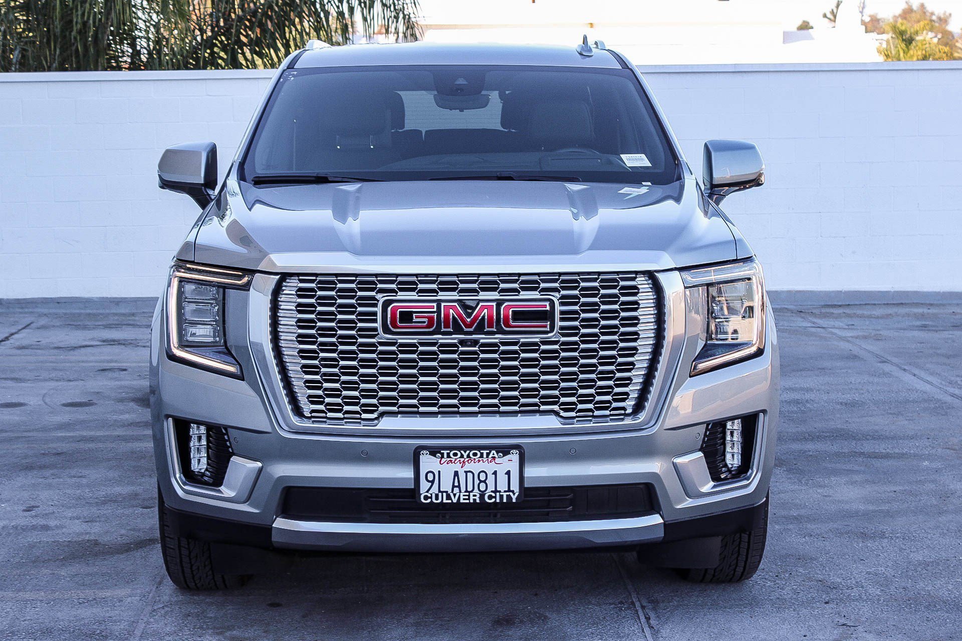Used 2024 GMC Yukon Denali w/ Advanced Technology Package AWD/4WD image 2