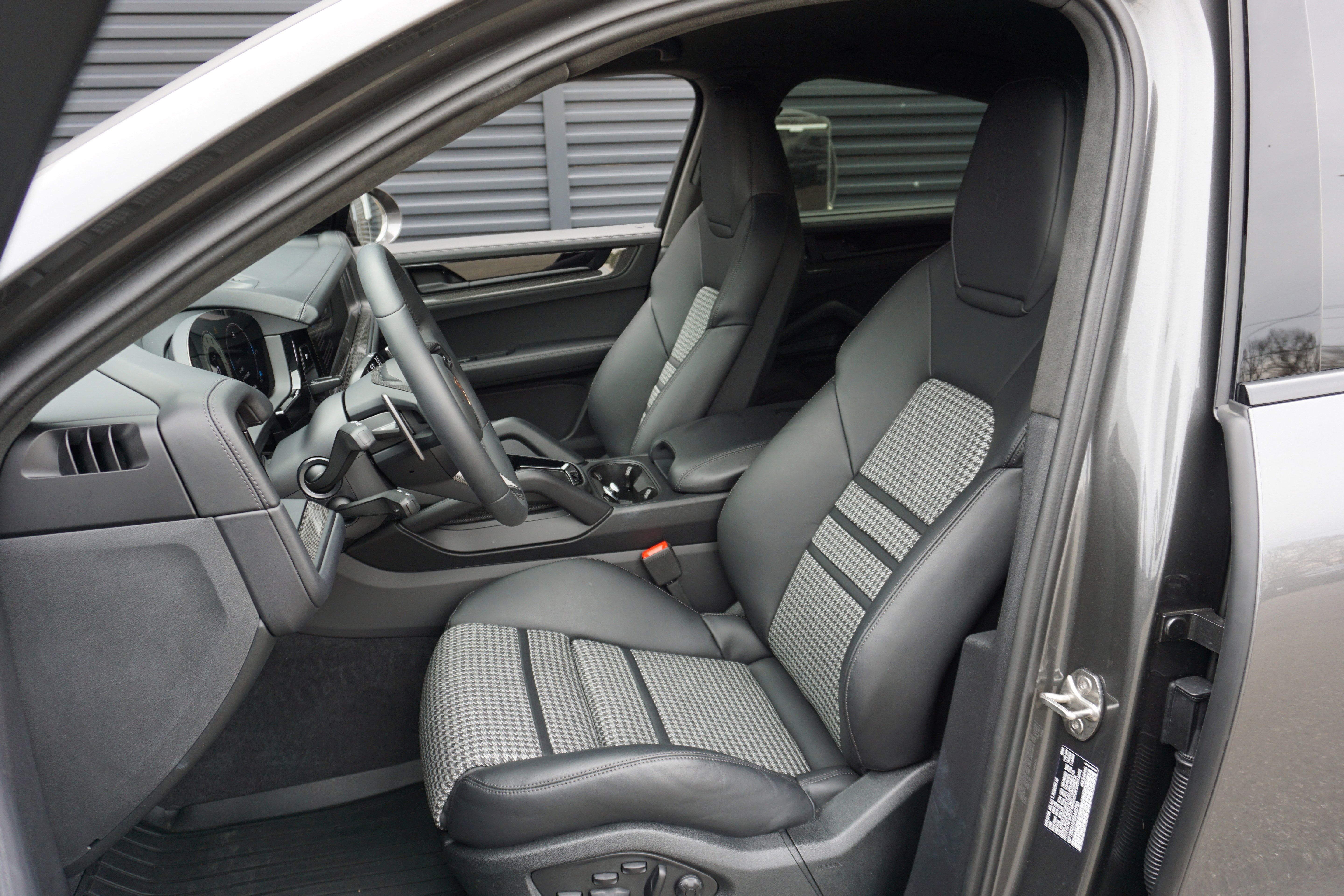 Certified 2025 Porsche Cayenne GTS image 4