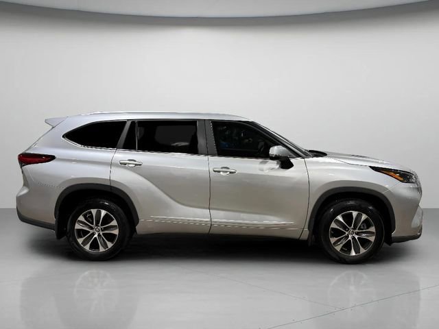 Used 2023 Toyota Highlander XLE image 2