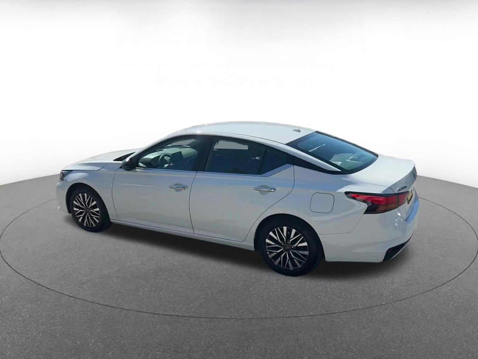 Used 2025 Nissan Altima 2.5 SV FWD image 10