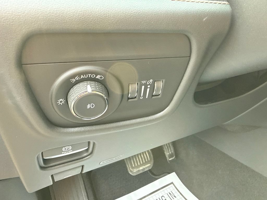 Used 2022 Jeep Grand Cherokee Summit AWD/4WD image 21