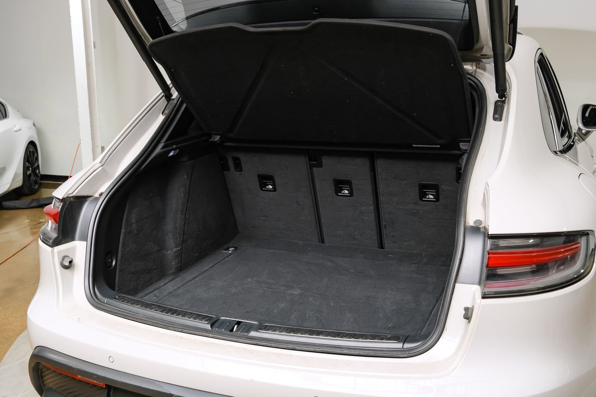 Used 2023 Porsche Macan AWD/4WD image 58