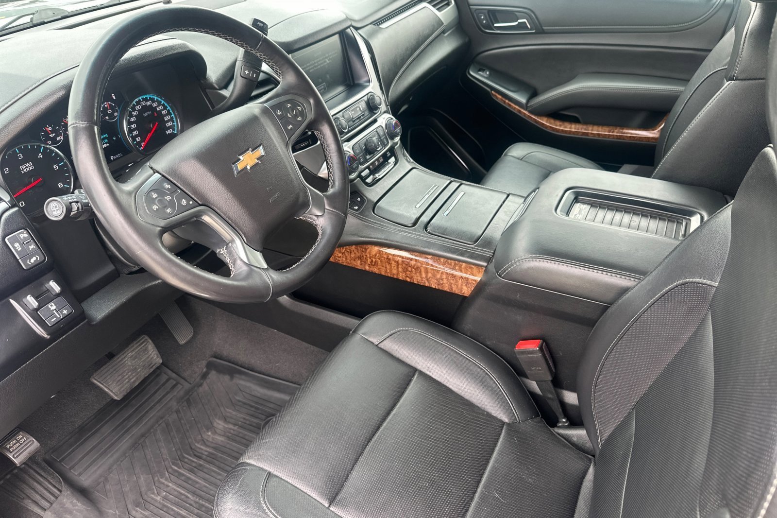 Used 2020 Chevrolet Suburban Premier w/ RST 6.2L Performance Edition RWD image 9