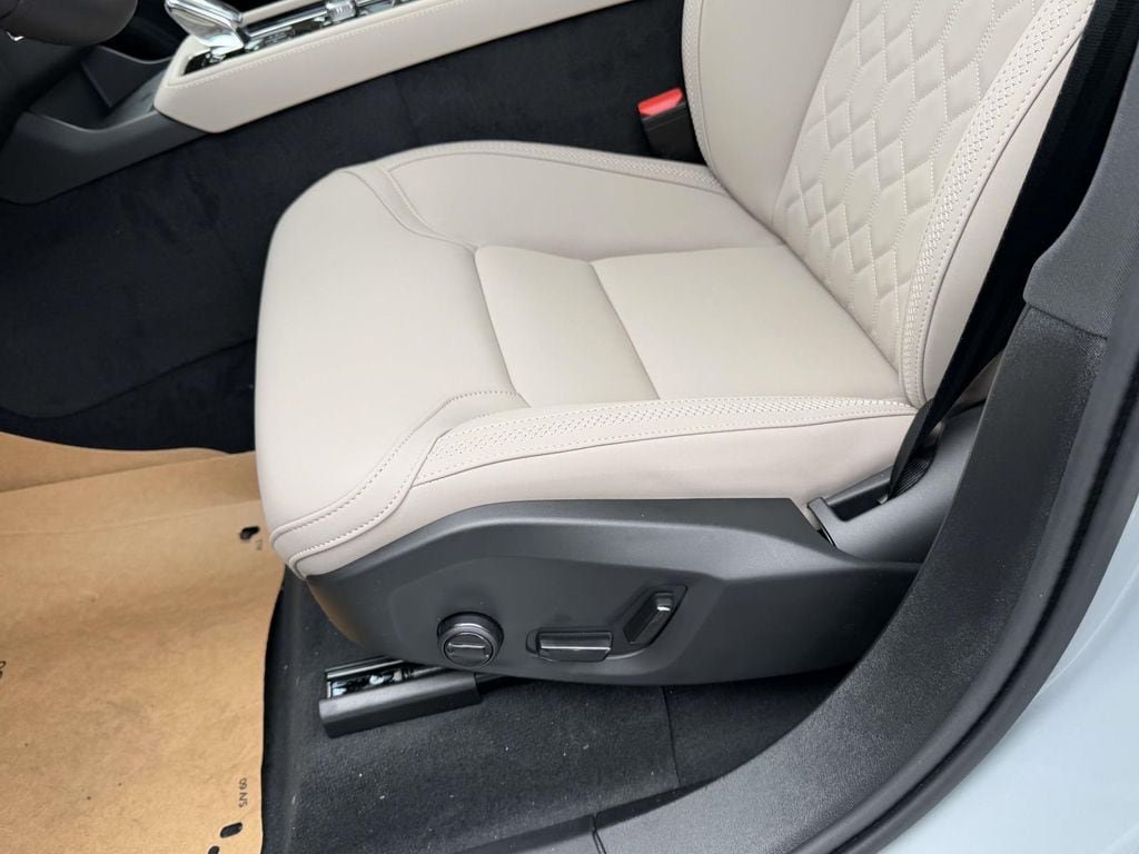 New 2026 Volvo XC90 B5 Plus w/ Protection Package Premier AWD/4WD image 16