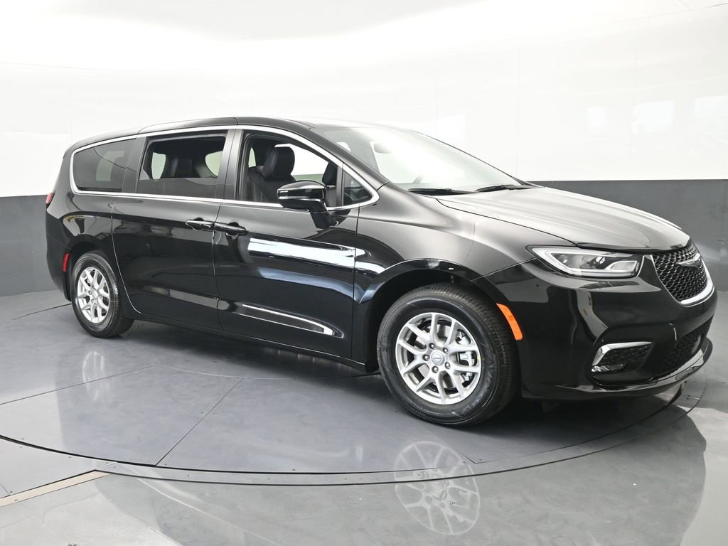 New 2026 Chrysler Pacifica Select image 8