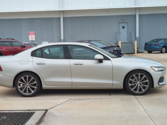Used 2020 Volvo S60 T5 Momentum FWD image 4