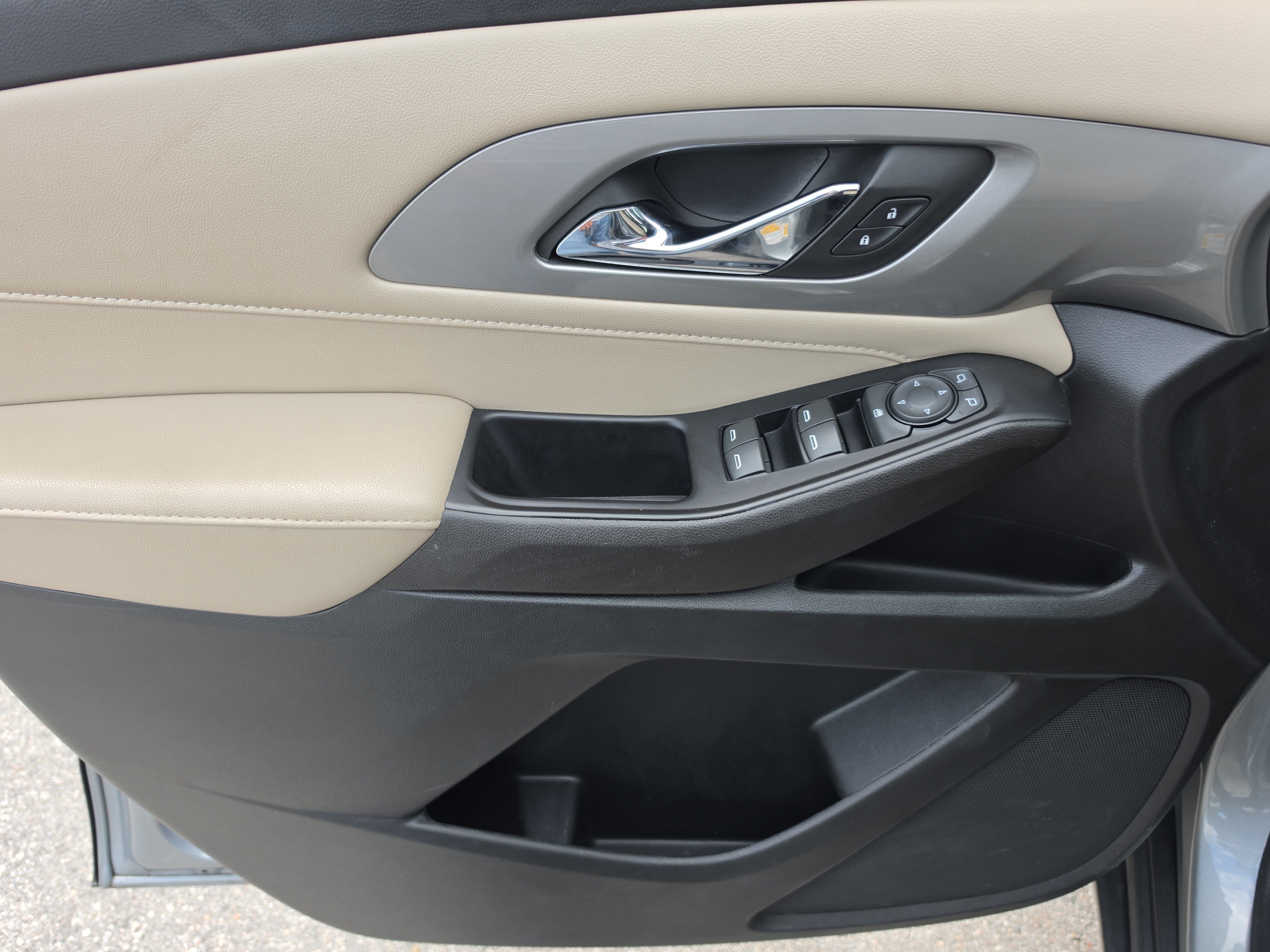 Used 2023 Chevrolet Traverse LS FWD image 19