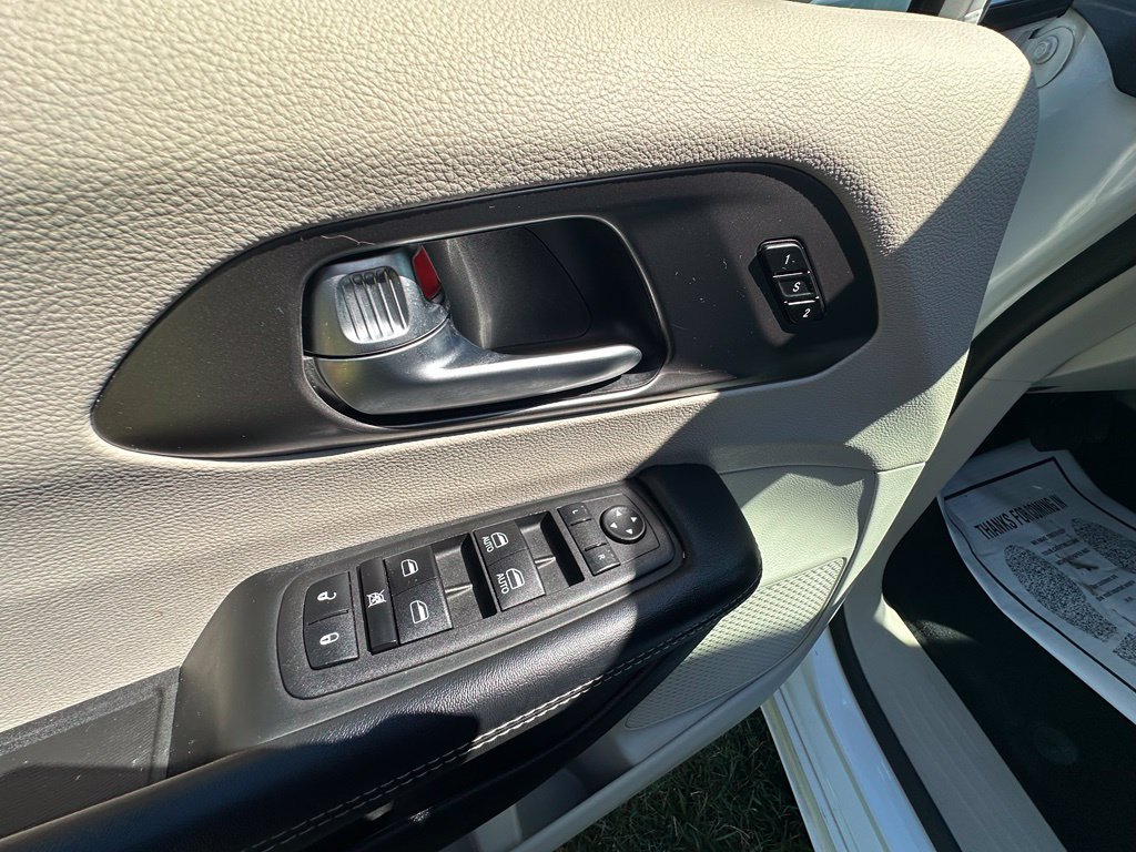 Used 2023 Chrysler Pacifica Touring-L FWD image 14