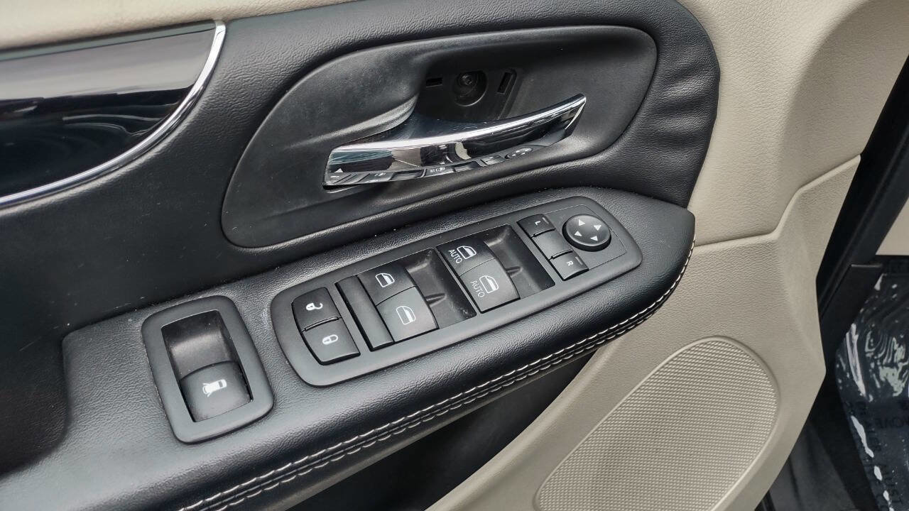Used 2019 Dodge Grand Caravan SXT image 13