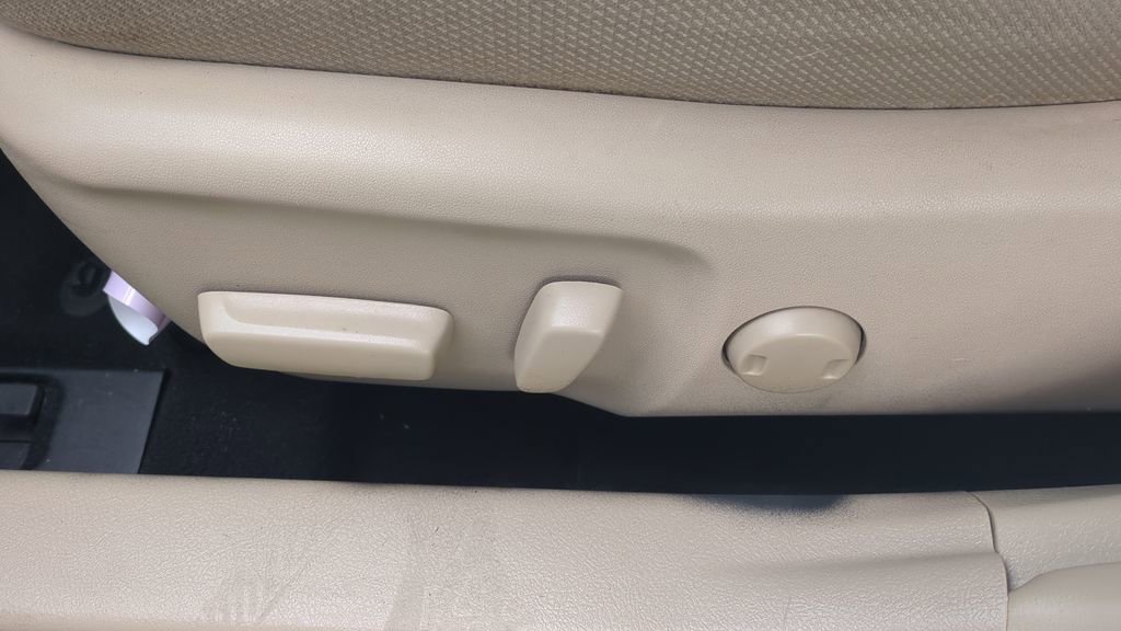 Used 2012 Toyota Camry LE image 25