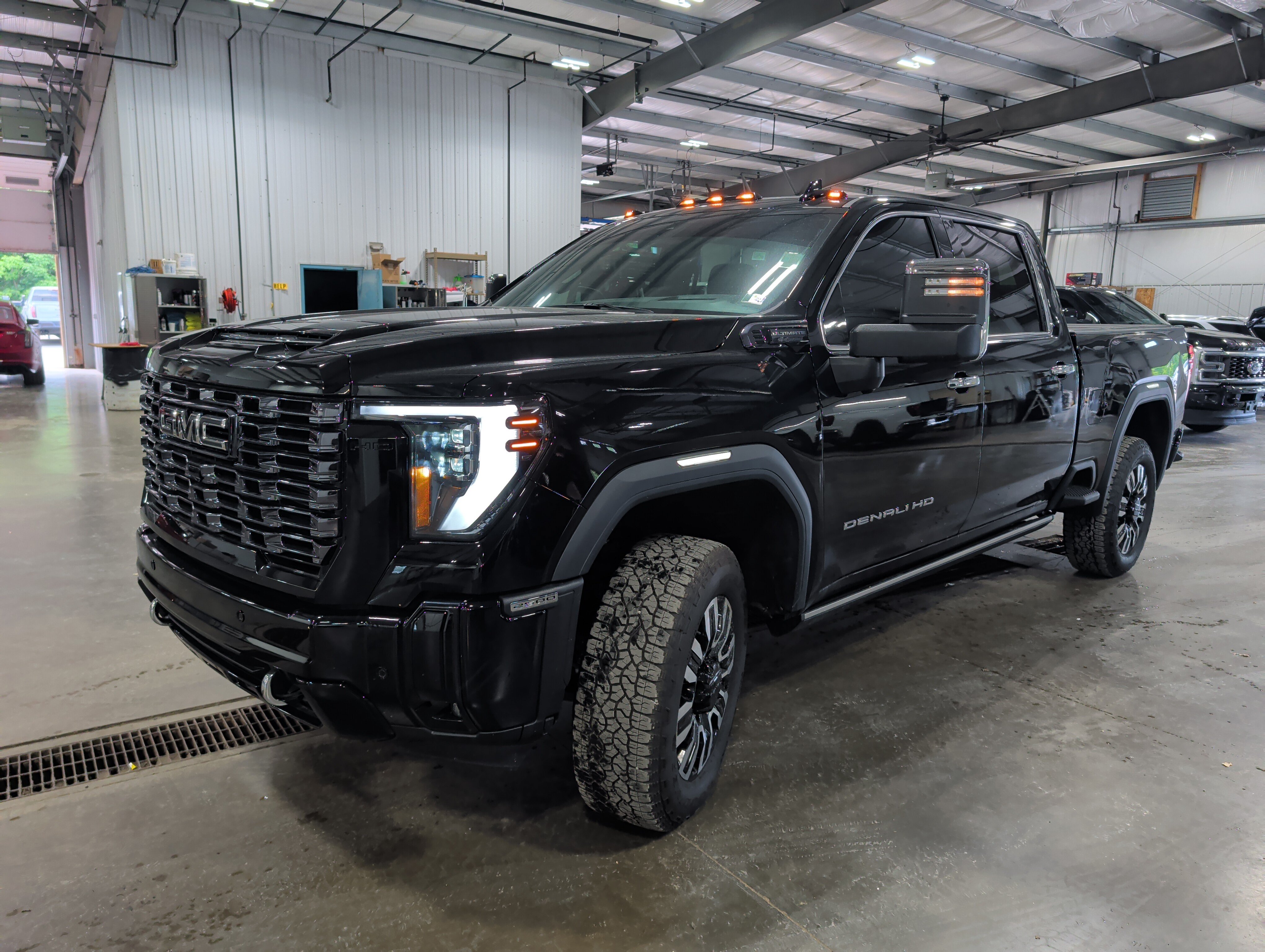 Used 2025 GMC Sierra 2500 Denali Ultimate AWD/4WD image 6