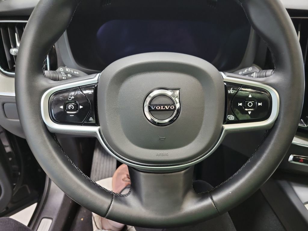 Used 2025 Volvo XC60 B5 Plus image 4