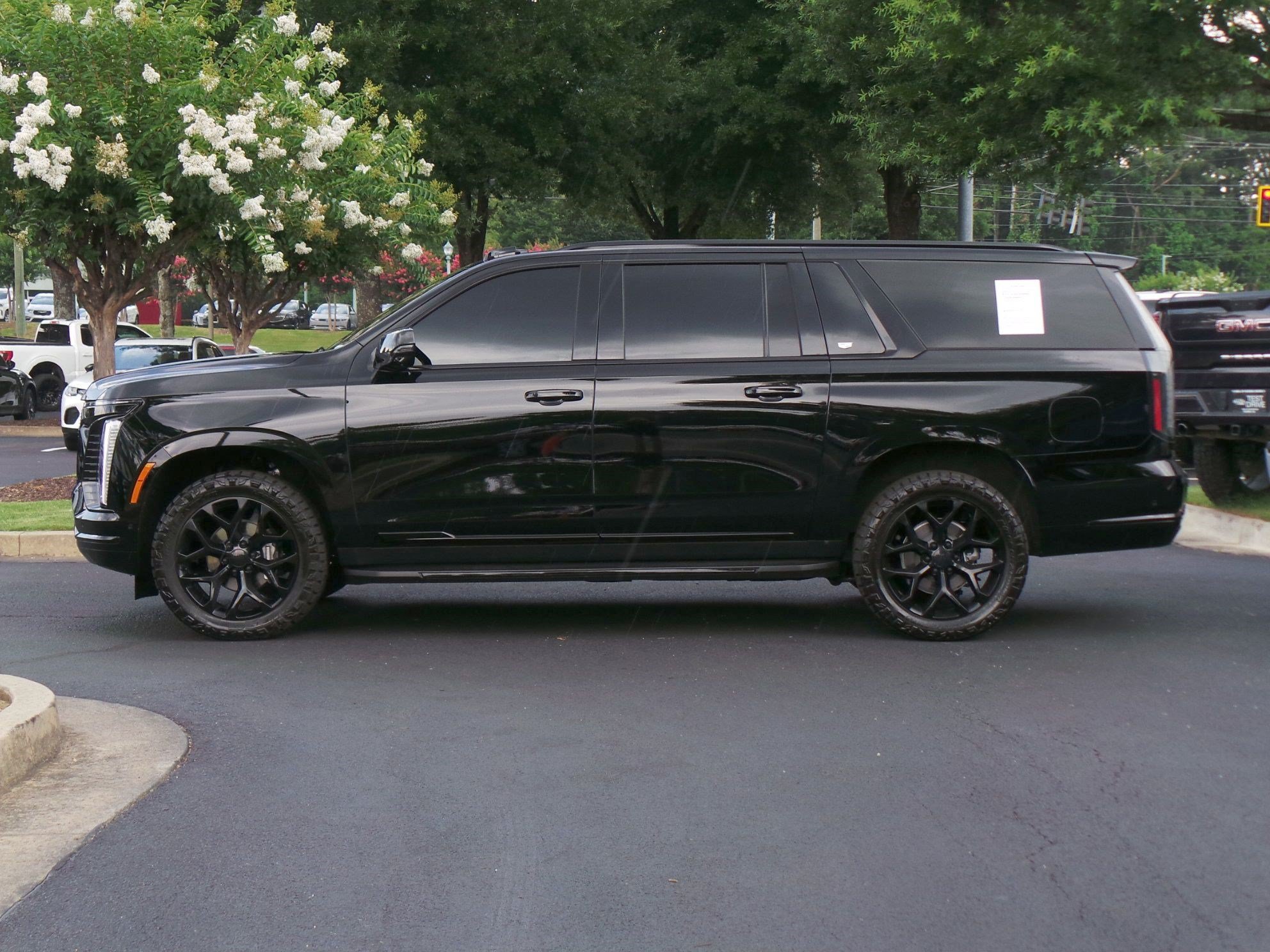 Used 2025 Cadillac Escalade ESV Sport AWD/4WD image 5