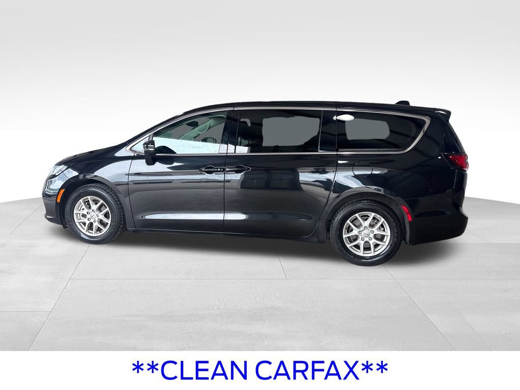 Used 2023 Chrysler Pacifica Touring-L FWD image 2