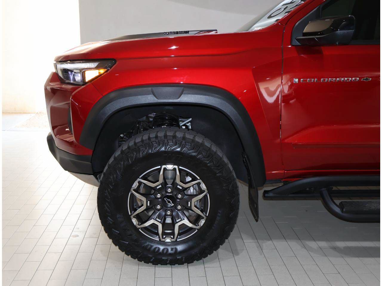 Used 2025 Chevrolet Colorado ZR2 w/ Technology Package AWD/4WD image 4