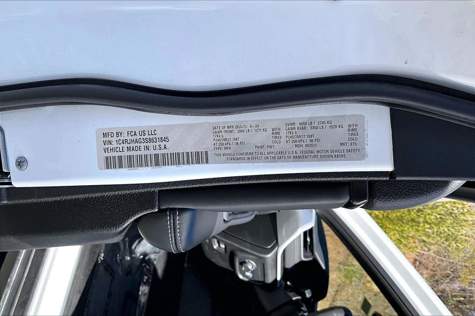 Certified 2025 Jeep Grand Cherokee Laredo w/ Luxury Tech Group I image 34