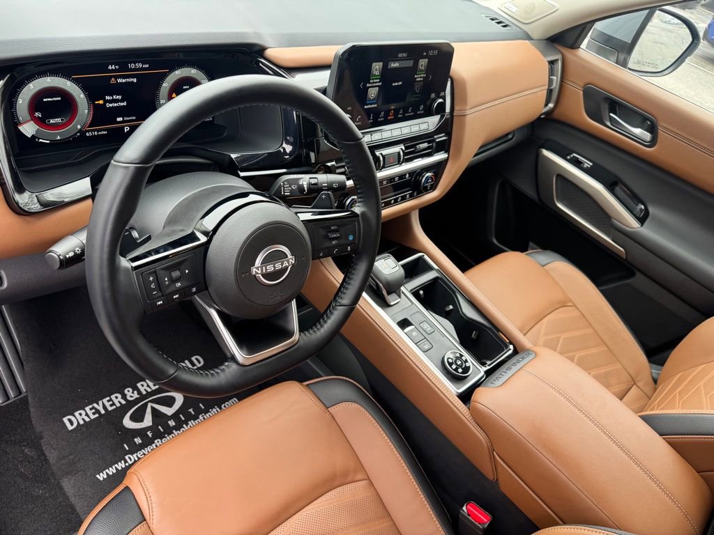 Used 2025 Nissan Pathfinder Platinum image 15