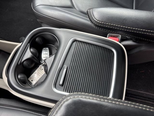 Used 2023 Chrysler Pacifica Touring-L image 23
