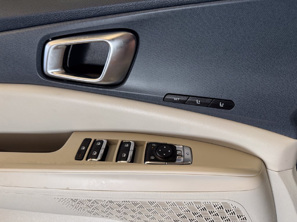 Used 2025 Kia Carnival EX FWD image 18