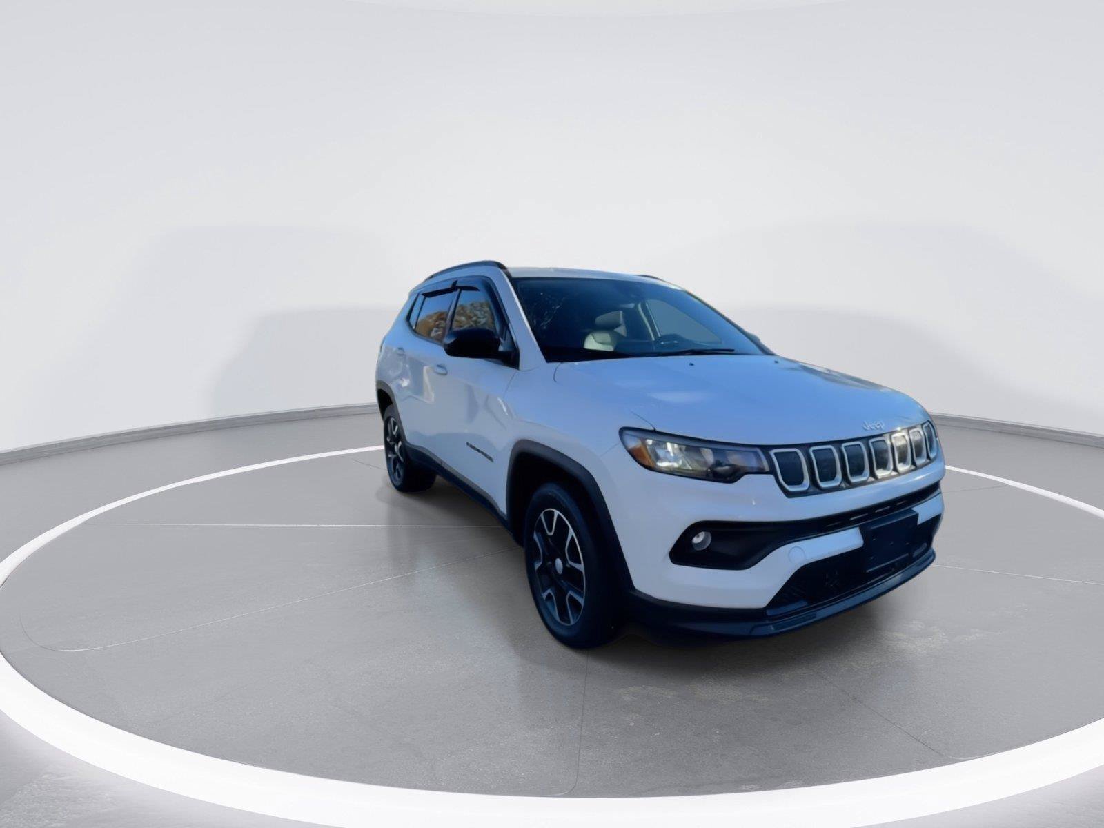 Used 2022 Jeep Compass Latitude w/ Sun and Sound Group AWD/4WD image 2