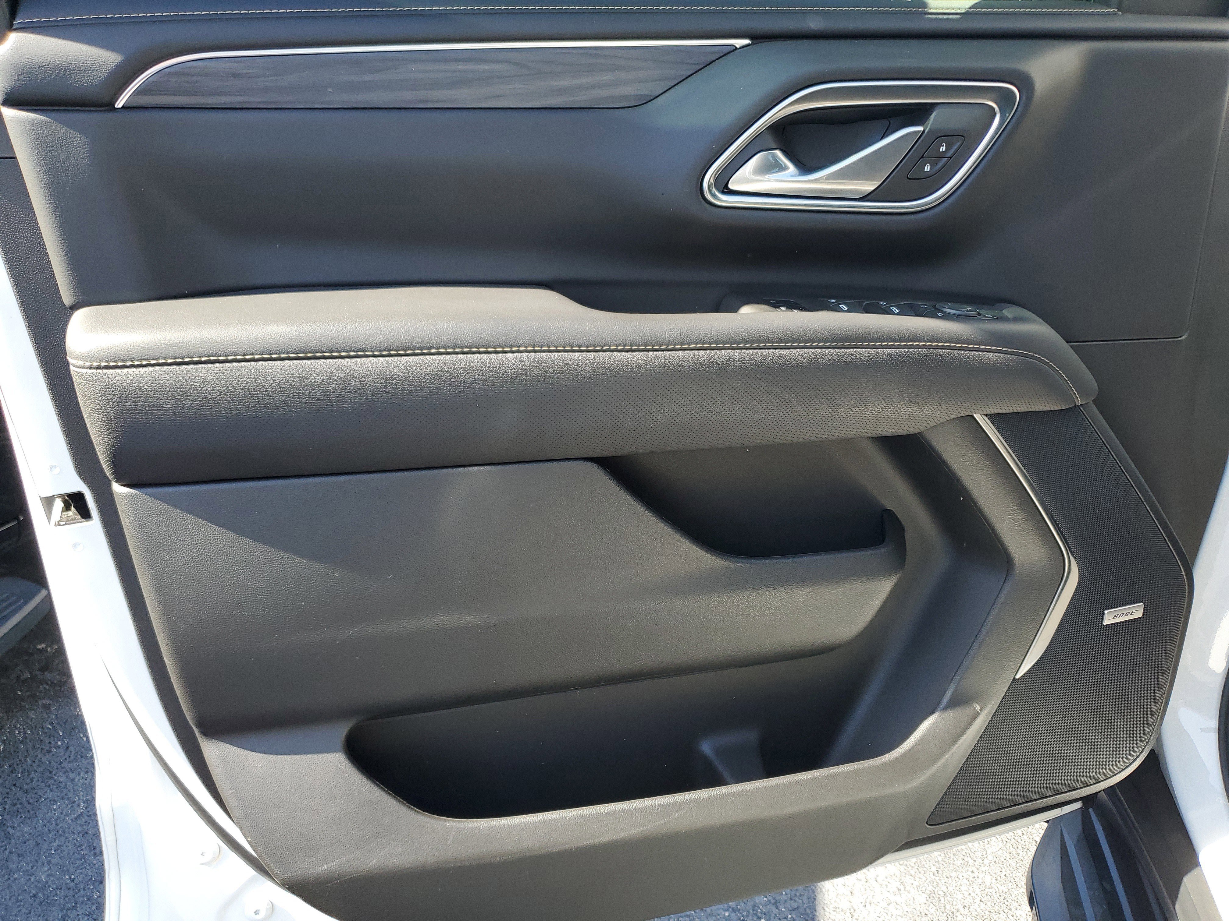 Used 2023 GMC Yukon SLT w/ SLT Premium Package image 9