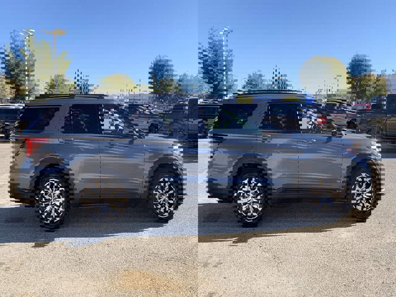 Used 2025 Ford Explorer ST-Line w/ Premium Package image 9