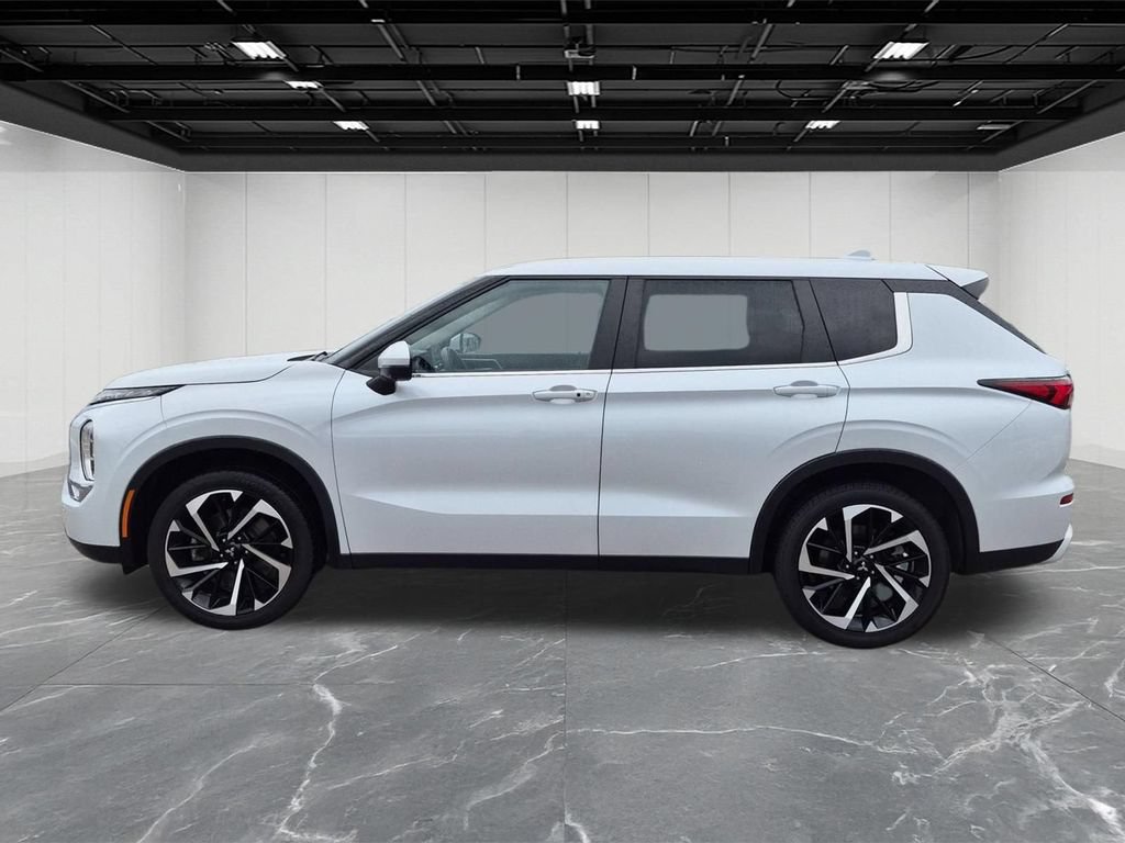 Used 2023 Mitsubishi Outlander SE AWD/4WD image 2