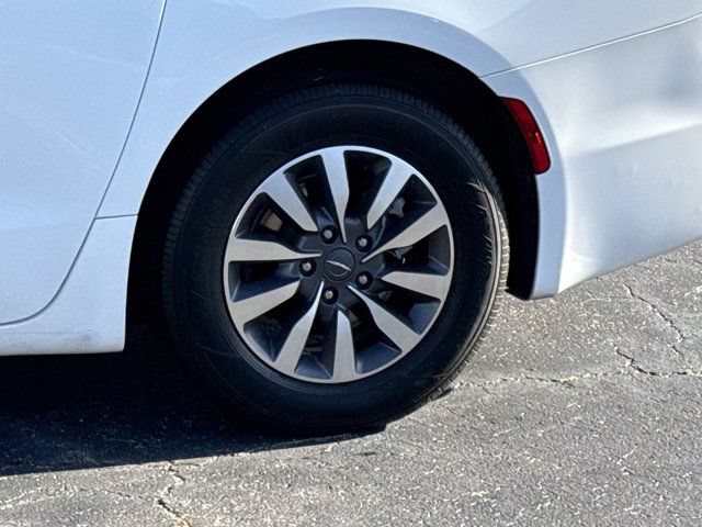 Used 2024 Chrysler Pacifica Limited FWD image 6