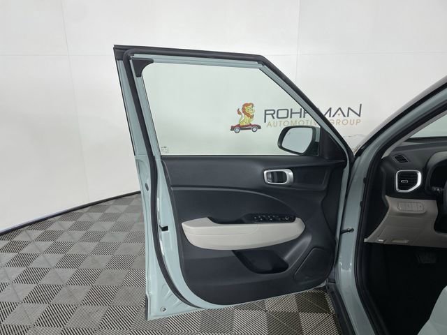 Used 2025 Hyundai Venue SEL FWD image 32