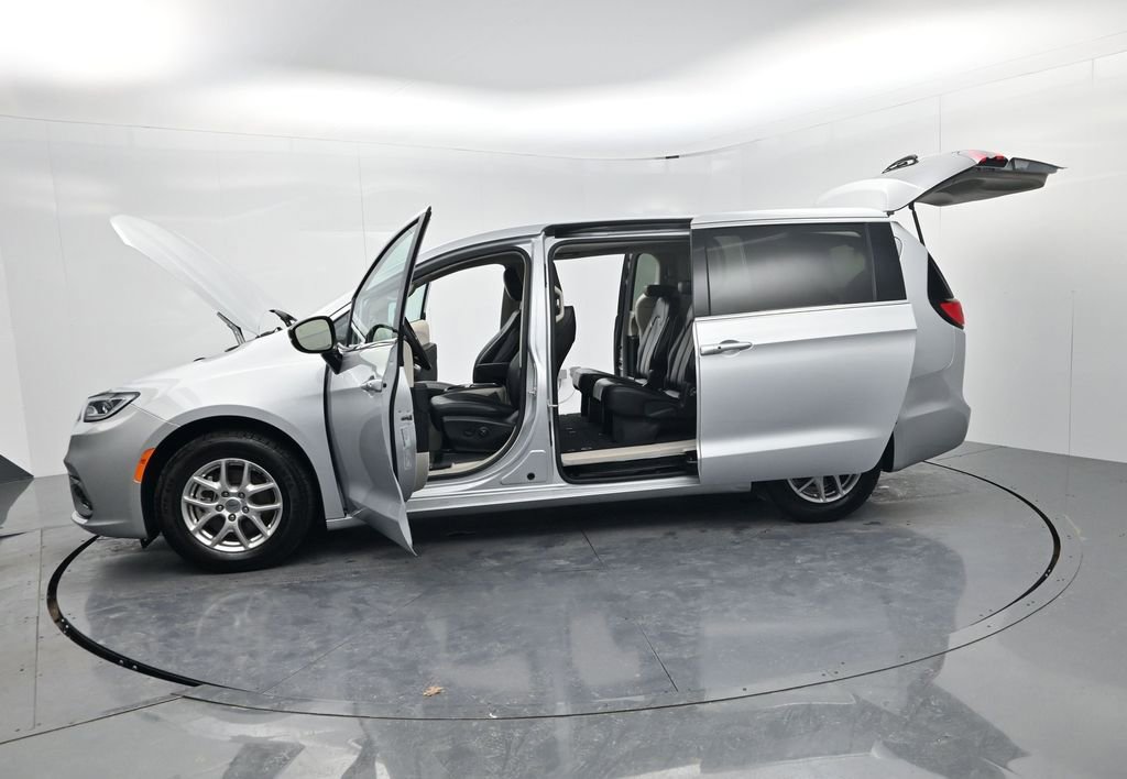 Used 2024 Chrysler Pacifica Touring-L image 59